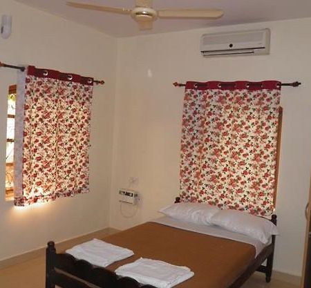The Crib Hotel Morjim Esterno foto