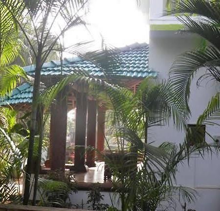 The Crib Hotel Morjim Esterno foto