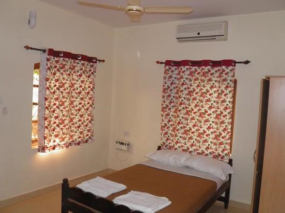 The Crib Hotel Morjim Esterno foto