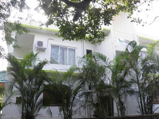 The Crib Hotel Morjim Esterno foto