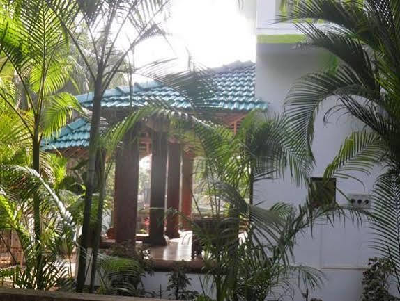 The Crib Hotel Morjim Esterno foto